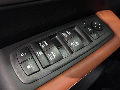 Diamond Black Crystal Pearlcoat 2026 Chrysler Pacifica L