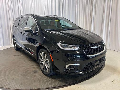 Diamond Black Crystal Pearlcoat 2026 Chrysler Pacifica L