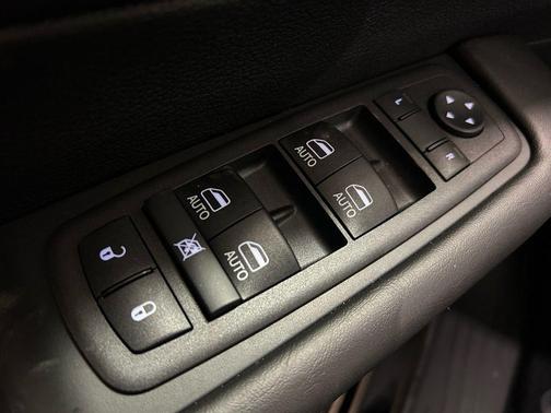 Diamond Black Crystal Pearlcoat 2026 Chrysler Pacifica L