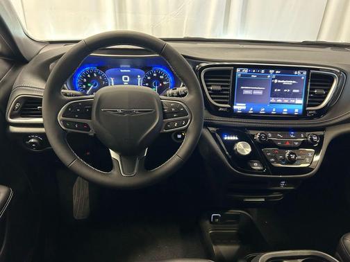 Diamond Black Crystal Pearlcoat 2026 Chrysler Pacifica L