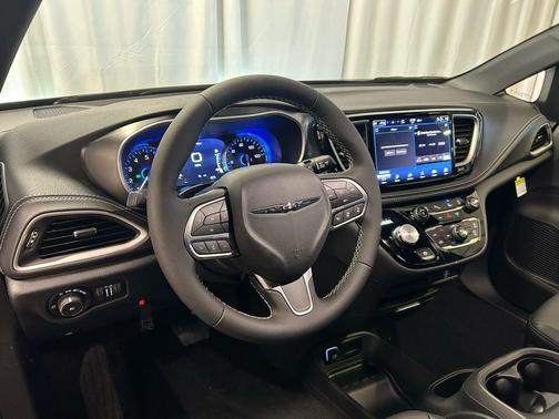 Diamond Black Crystal Pearlcoat 2026 Chrysler Pacifica L