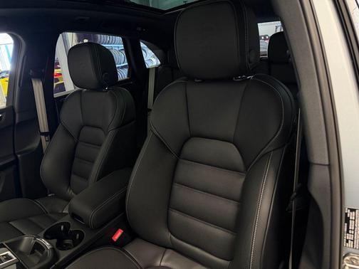 Dolomite Silver Metallic 2026 Porsche Macan Macan