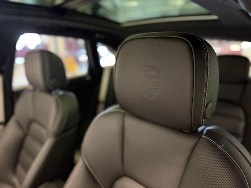 Dolomite Silver Metallic 2026 Porsche Macan Macan