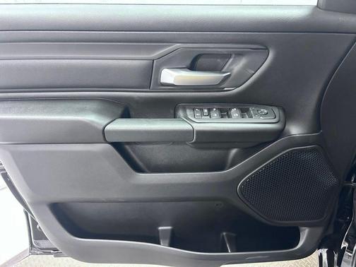 Diamond Black Crystal Pearlcoat 2026 RAM 1500 Express