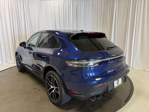 Gentian Blue Metallic 2026 Porsche Macan Macan