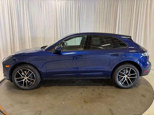 Gentian Blue Metallic 2026 Porsche Macan Macan