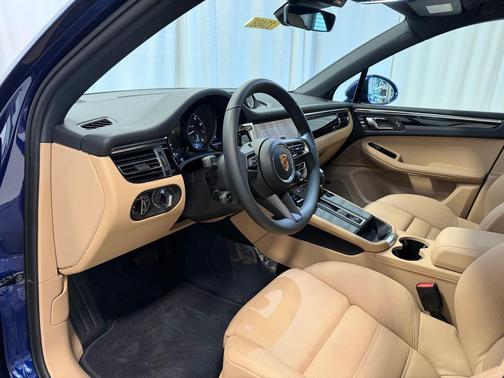 Gentian Blue Metallic 2026 Porsche Macan Macan