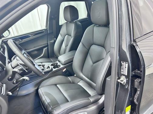 Volcano Grey Metallic 2026 Porsche Macan Macan