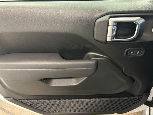 Bright White Clearcoat 2026 Jeep Wrangler Rubicon