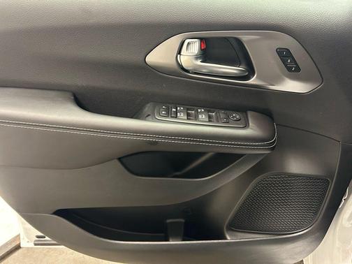 Bright White Clearcoat 2026 Chrysler Pacifica L
