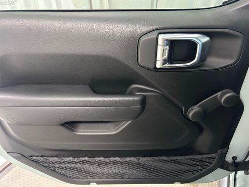 Earl Clearcoat 2023 Jeep Wrangler Sport