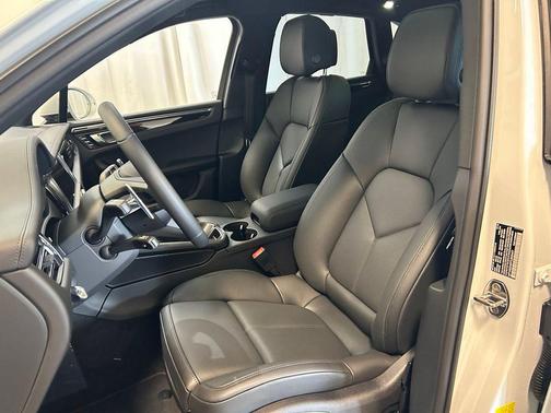 Carrara White Metallic 2026 Porsche Macan Macan