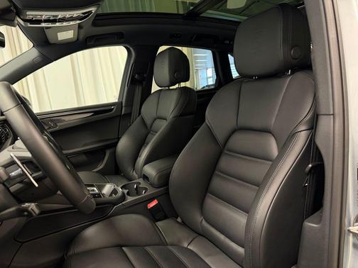 Dolomite Silver Metallic 2026 Porsche Macan T