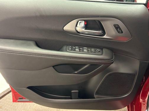 Red Hot Pearlcoat 2026 Chrysler Pacifica L