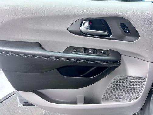 Silver Mist Clearcoat 2023 Chrysler Pacifica Touring L