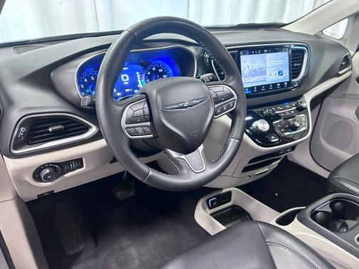 Silver Mist Clearcoat 2023 Chrysler Pacifica Touring L