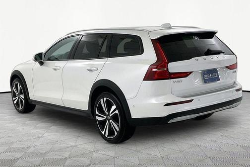 Crystal White 2024 Volvo V60 Cross Country B5 Plus
