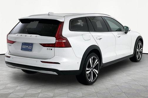 Crystal White 2024 Volvo V60 Cross Country B5 Plus
