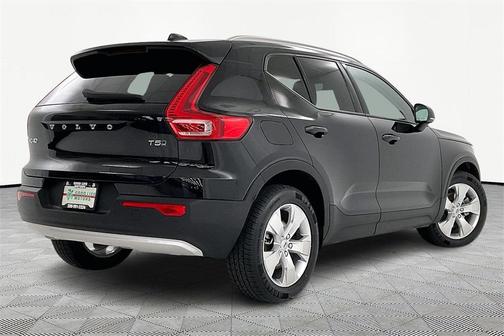 2022 Volvo XC40 T5 Momentum