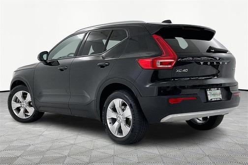 2022 Volvo XC40 T5 Momentum