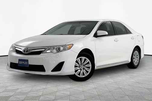 White 2014 Toyota Camry LE