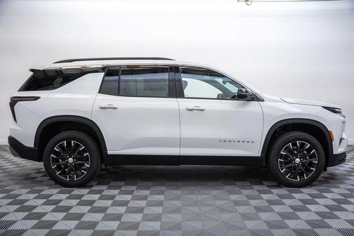 Summit White 2026 Chevrolet Traverse LT