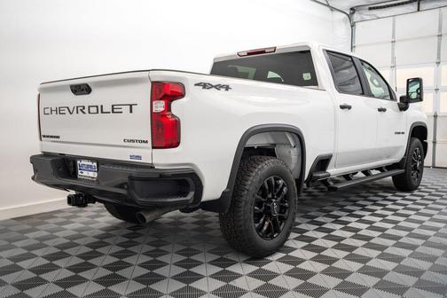 Summit White 2026 Chevrolet Silverado 2500 Custom