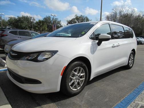 2022 Chrysler Voyager LX