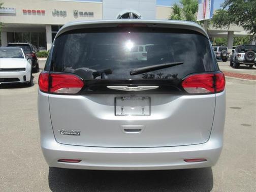 2022 Chrysler Voyager LX