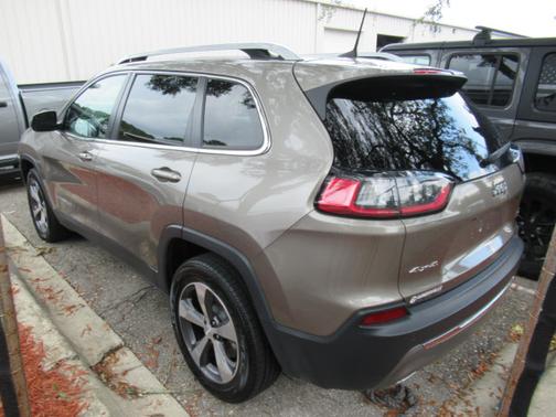Photo 4 of 5 of 2019 Jeep Cherokee Limited