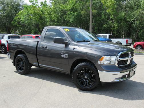 Photo 2 of 24 of 2019 RAM 1500 Classic Tradesman