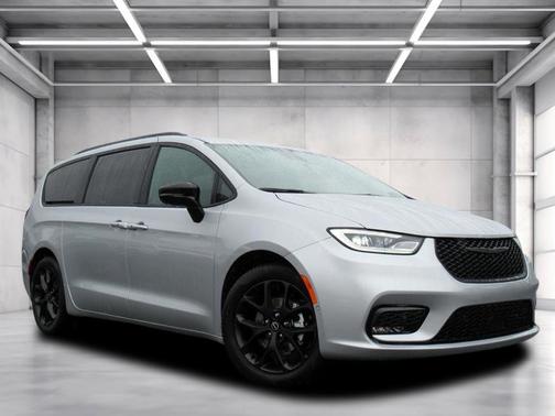 2026 Chrysler Pacifica Select FWD