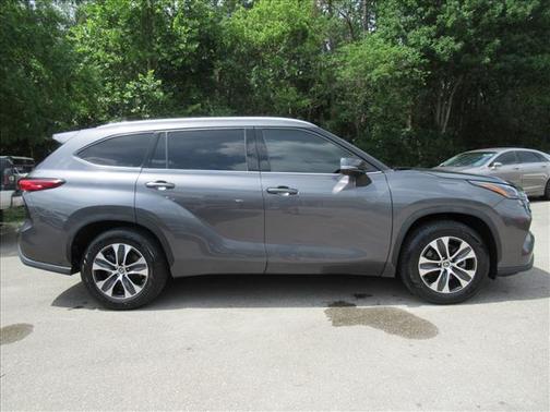 Magnetic Gray Metallic 2022 Toyota Highlander XLE