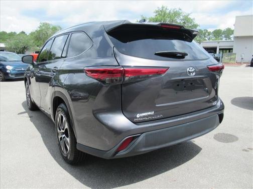 Magnetic Gray Metallic 2022 Toyota Highlander XLE
