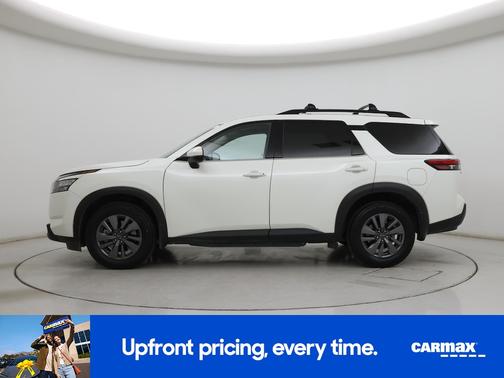 White 2024 Nissan Pathfinder SV