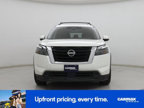 White 2024 Nissan Pathfinder SV