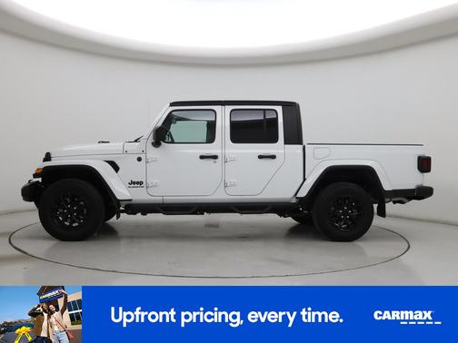 White 2022 Jeep Gladiator Altitude