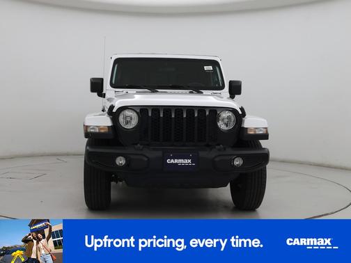 White 2022 Jeep Gladiator Altitude