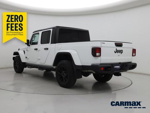 White 2022 Jeep Gladiator Altitude