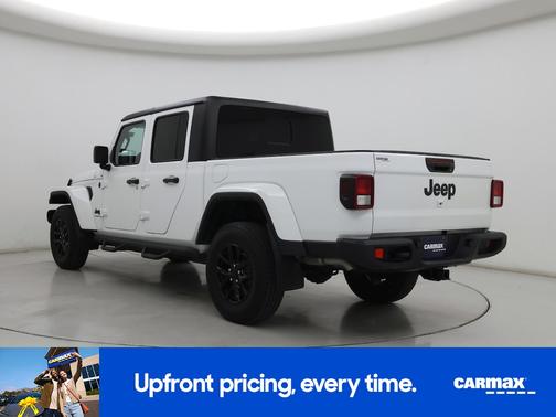 White 2022 Jeep Gladiator Altitude