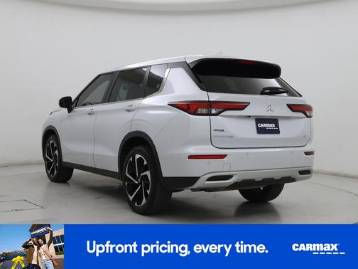 White 2023 Mitsubishi Outlander SE