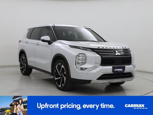 White 2023 Mitsubishi Outlander SE