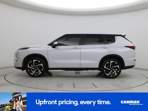White 2023 Mitsubishi Outlander SE