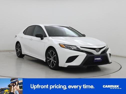White 2018 Toyota Camry SE
