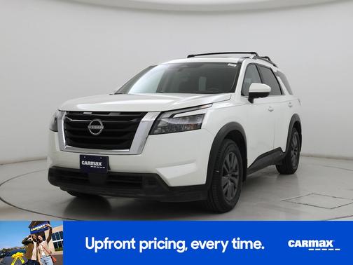 White 2024 Nissan Pathfinder SV