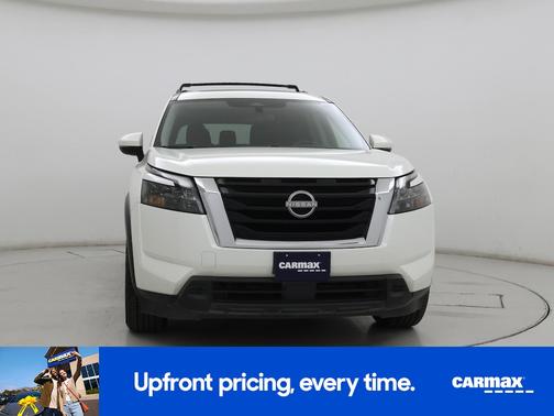 White 2024 Nissan Pathfinder SV