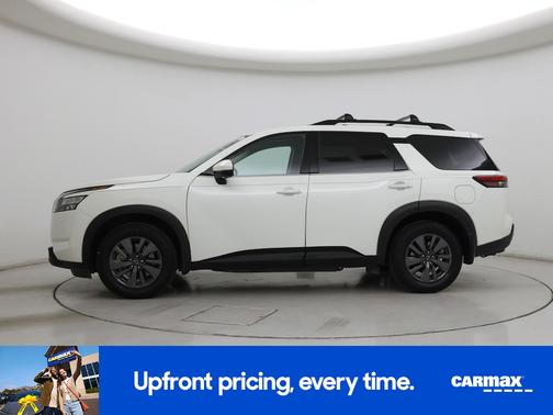 White 2024 Nissan Pathfinder SV