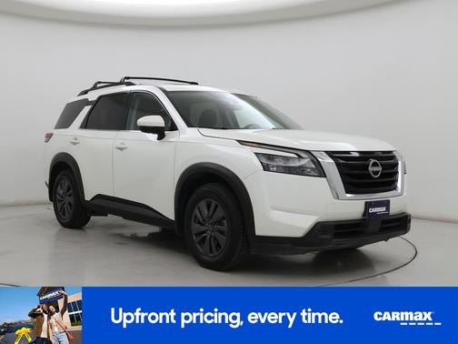 White 2024 Nissan Pathfinder SV