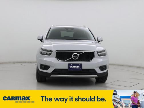 2022 Volvo XC40 T5 Momentum
