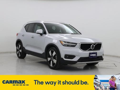 2022 Volvo XC40 T5 Momentum